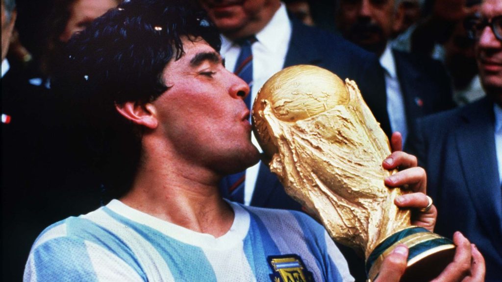 skynews-diego-maradona-kisses_5184268-1