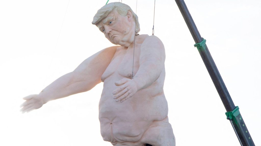 skynews-statue-effigy-donald-trump_6702334-1