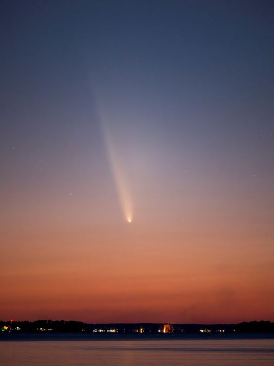 Comet C/2023 A3 (Tsuchinshan-ATLAS) is visible shortly after sunset in the western sky over Lake Murray near Columbia, South Carolina, U.S. October 12, 2024. REUTERS/Sam Wolfe